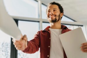 Currículo para primeiro emprego: como fazer + exemplo pronto para baixar